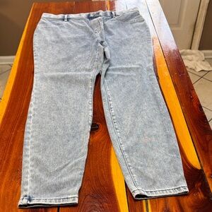 Time and Tru Ladies Relaxed Light Denim Jeans cl1